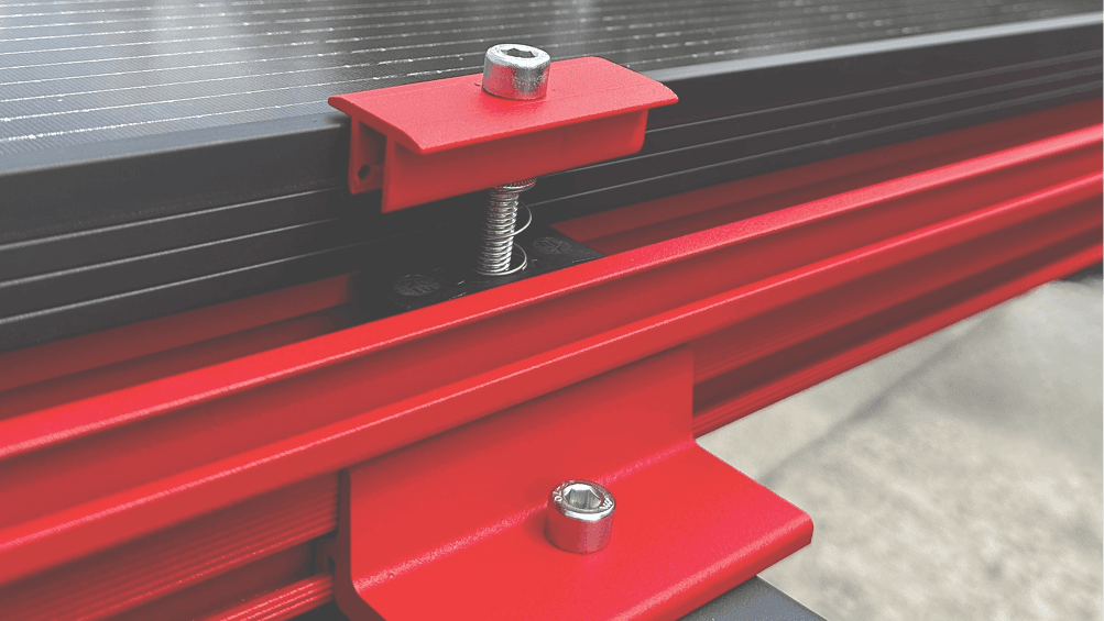 Détail d’une fixation du système K2 du carport solaire Todome Modèle 11
