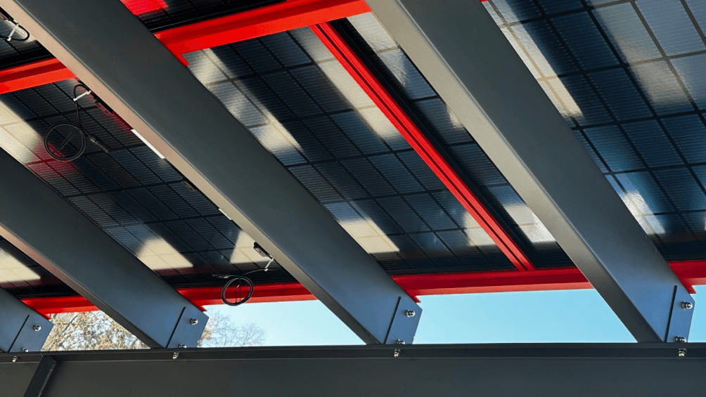 Vue sous la toiture du carport solaire Todome Modèle 11 avec système K2 intégré