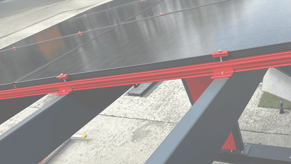 Système K2 visible sous les panneaux photovoltaïques du carport solaire Todome Modèle 11